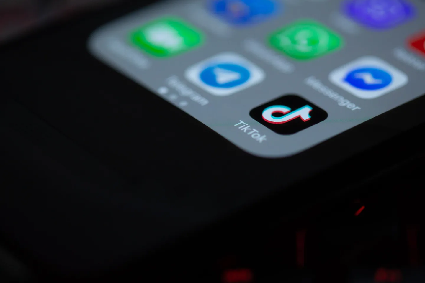 Écran d’un smartphone affichant l’icône de l’application TikTok.